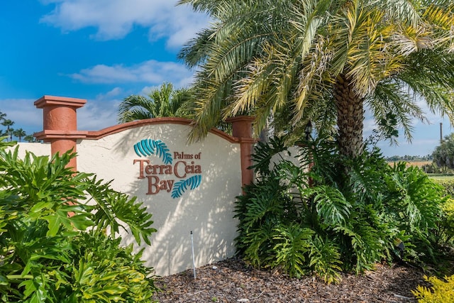 view of community / neighborhood sign