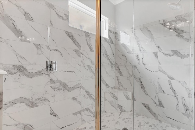 bathroom featuring a tile shower