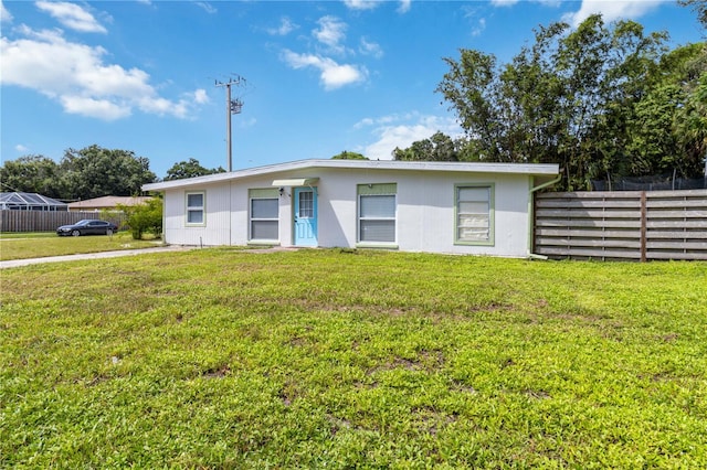 view of front of home featuring a front lawn