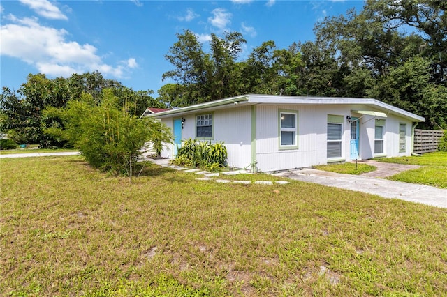 single story home with a front yard