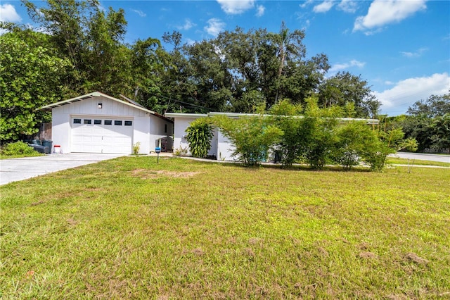 view of front of property featuring a front lawn and a garage