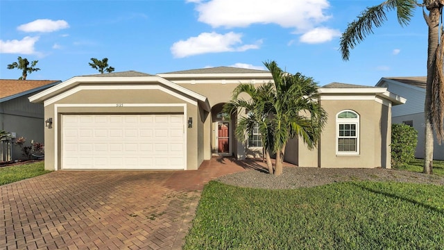 view of front facade featuring a garage and a front yard