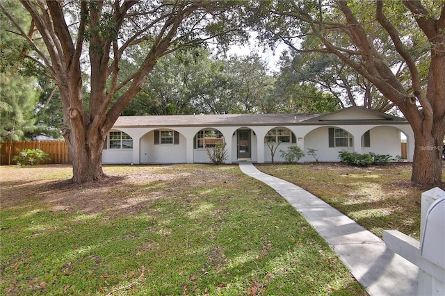 single story home featuring a front yard