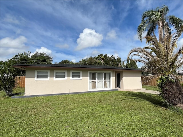 ranch-style house featuring a front yard