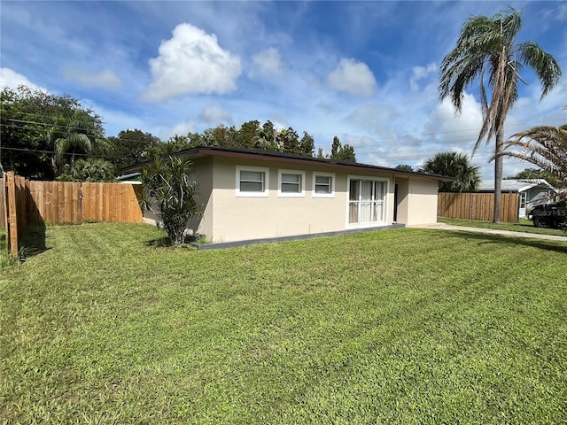 ranch-style house featuring a front lawn