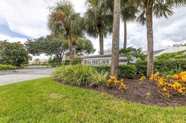 community / neighborhood sign featuring a yard