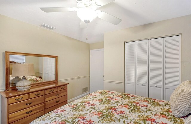 1833 Sandalwood Dr, Sarasota, FL 34231 - bedroom with a closet and a ceiling fan
