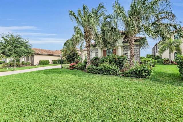 view of front of property featuring a front lawn