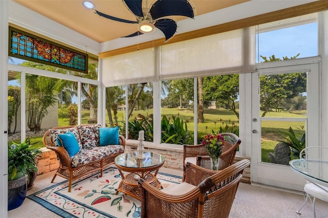 sunroom with ceiling fan