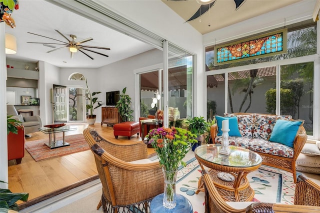 sunroom with ceiling fan