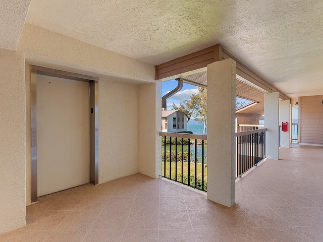 balcony featuring elevator