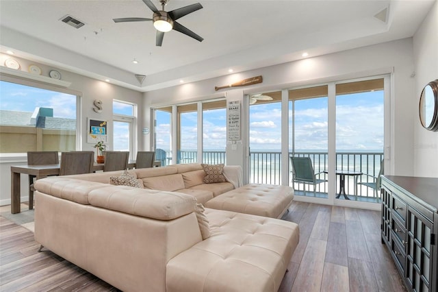 living area with light wood-style flooring, recessed lighting, a ceiling fan, and visible vents