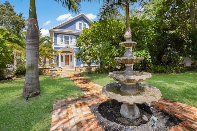 view of front of home featuring a front yard