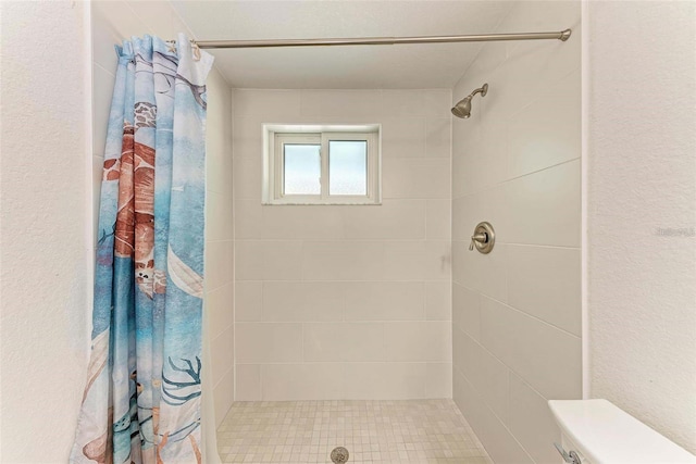 bathroom featuring a shower with shower curtain