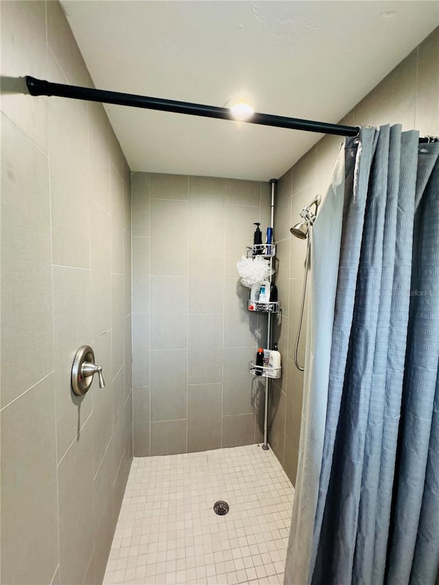 bathroom featuring a shower with curtain