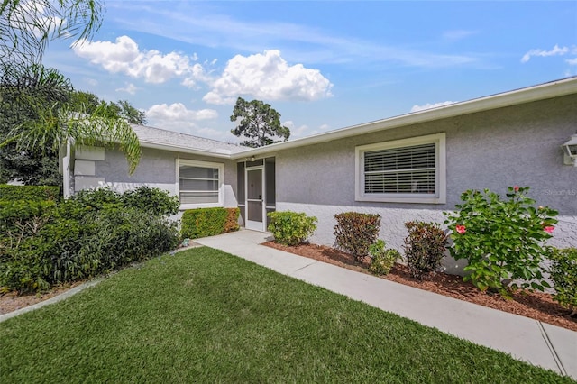 single story home with a front lawn