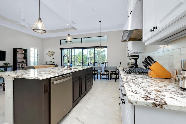 kitchen featuring a kitchen island with sink, under cabinet range hood, a sink, marble finish floor, and dishwasher