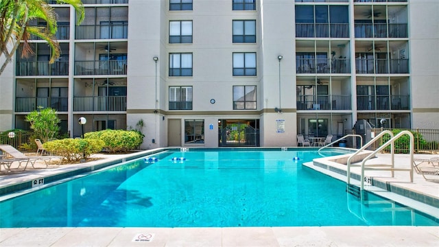 view of swimming pool