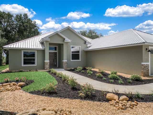 view of front of house featuring a front lawn