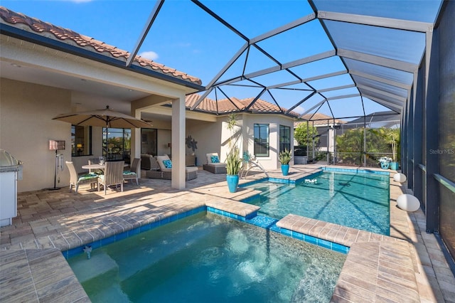 view of pool with an outdoor hangout area, an in ground hot tub, ceiling fan, and a patio area