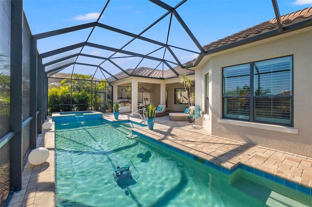 view of pool featuring a patio, glass enclosure, an in ground hot tub, an outdoor living space, and ceiling fan