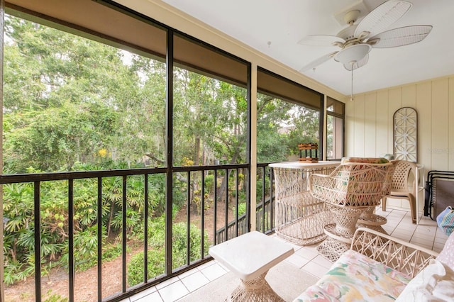 sunroom / solarium featuring a ceiling fan