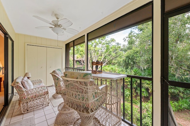 sunroom / solarium with a ceiling fan