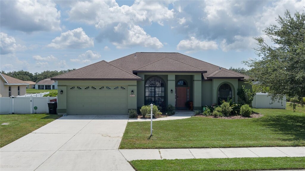 view of front of house featuring a front yard and a garage