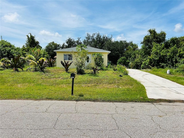 view of front of property with a front lawn