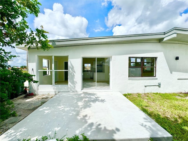 view of front of property featuring a patio area