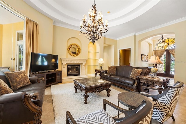 living room featuring an inviting chandelier, crown molding, and a raised ceiling