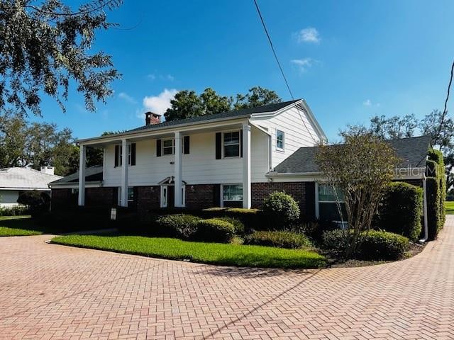 view of front facade featuring a front yard