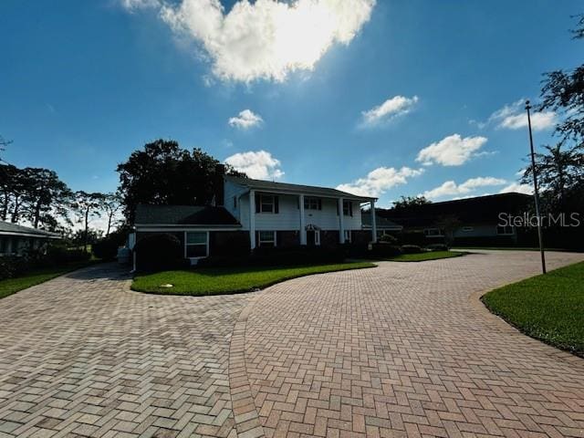 split foyer home with a front yard