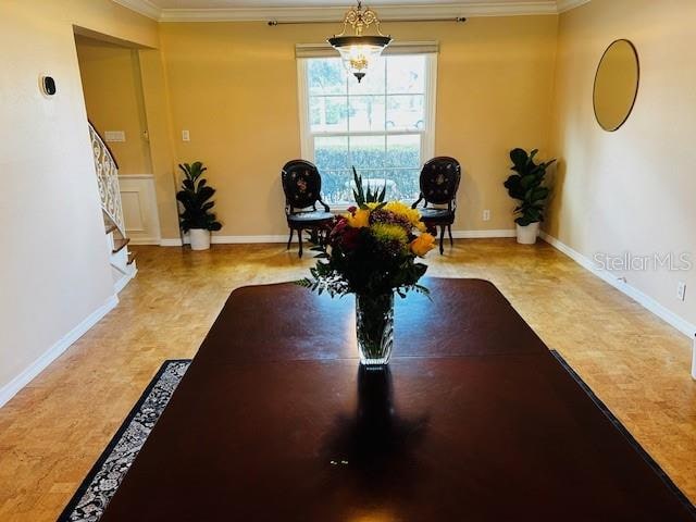 sitting room with crown molding