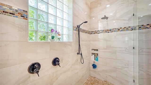 bathroom featuring a tile shower