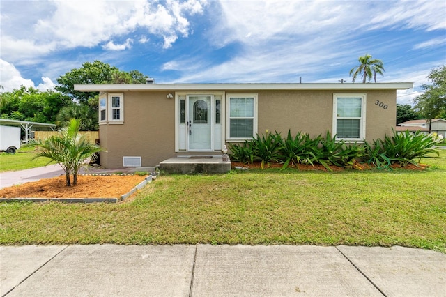 view of front facade featuring a front yard