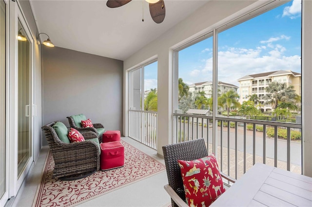 sunroom with ceiling fan