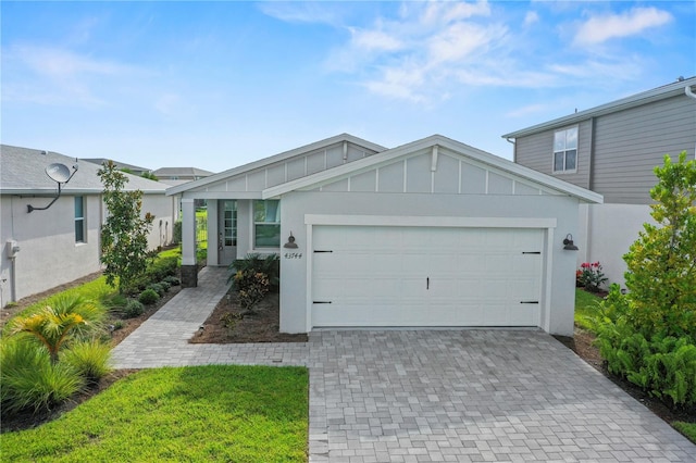 view of front facade featuring a garage