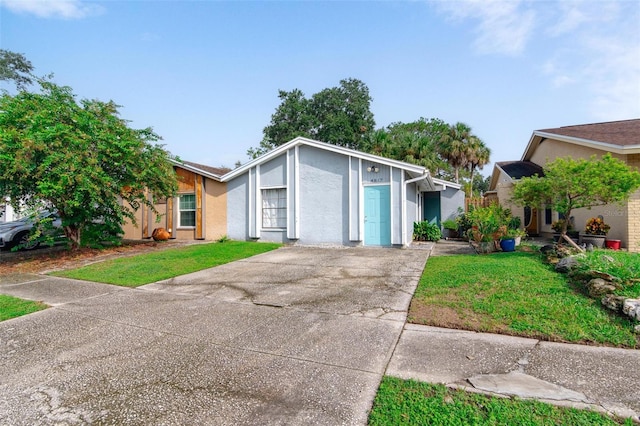 view of front of home featuring a front yard and a garage