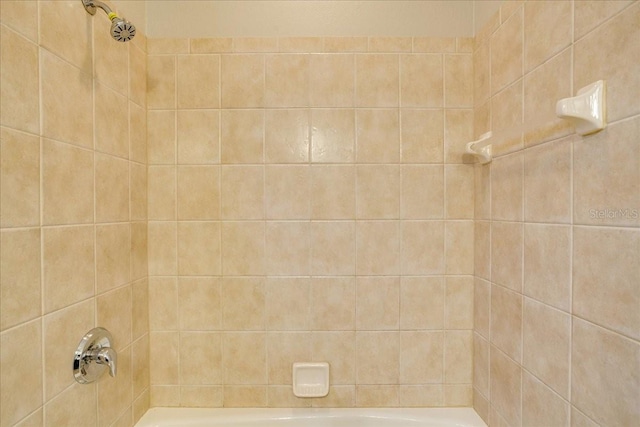 bathroom with tiled shower / bath combo