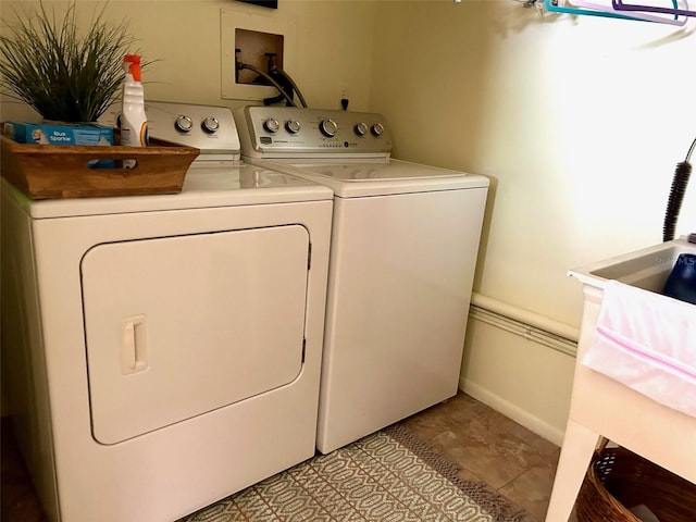 laundry room featuring light tile patterned floors and independent washer and dryer