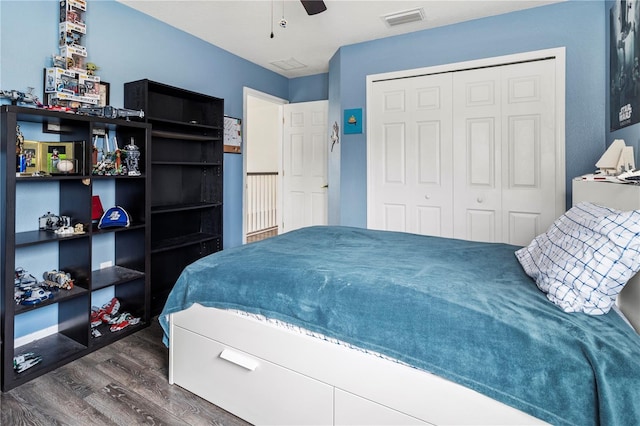 bedroom featuring dark hardwood / wood-style floors, ceiling fan, and a closet