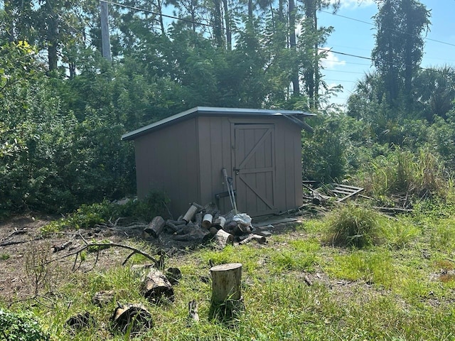 view of outbuilding