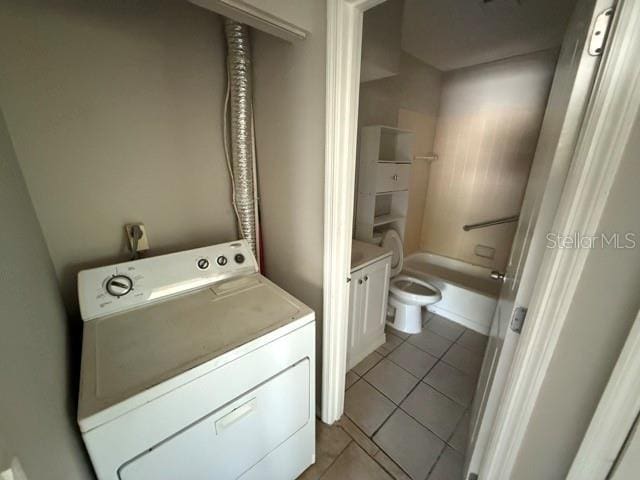 laundry area featuring washer / dryer and light tile patterned flooring