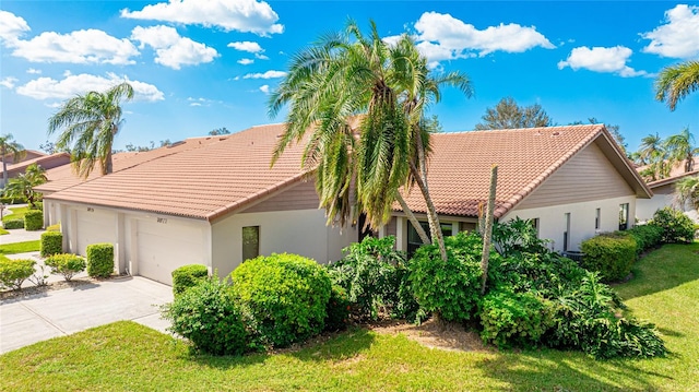 view of front of property featuring a front lawn and a garage