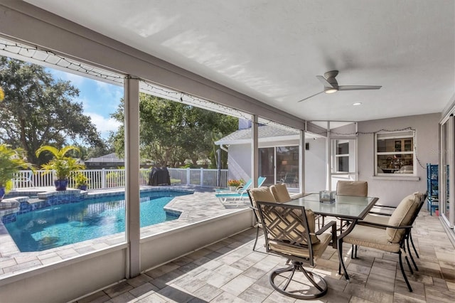 sunroom with ceiling fan