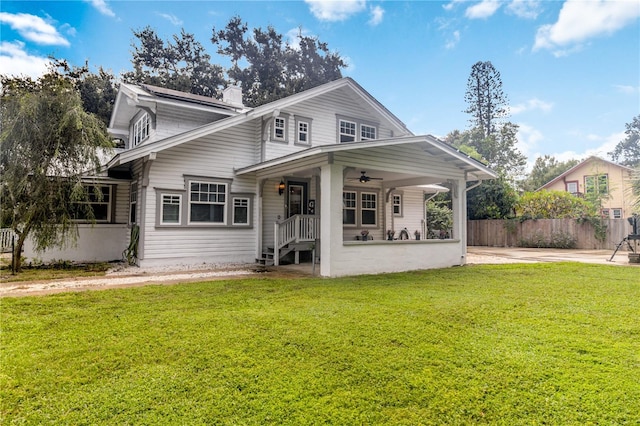 view of front facade featuring ceiling fan, a front yard, and a porch