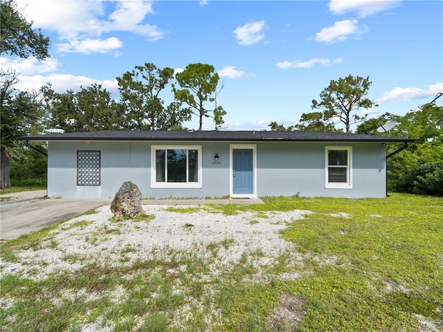 single story home with a front lawn