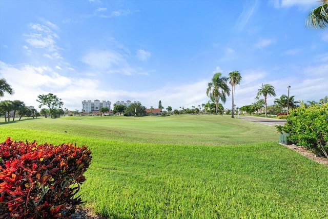 view of property's community featuring a lawn