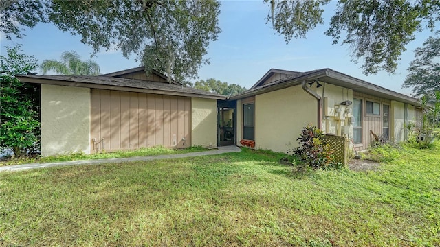 view of front of house with a front yard